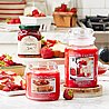 נר ריחני גדול Village Candle - Strawberry Pound Cake