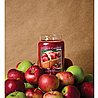 נר ריחני גדול Village Candle - Crisp Apple