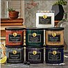 נר ריחני Village Candle Dark Berries & Cedar - סדרת Gentlemen’s Collection