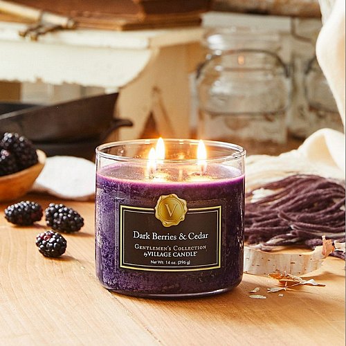 �� ����� Village Candle Dark Berries & Cedar - ���� Gentlemen�s Collection