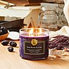 נר ריחני Village Candle Dark Berries & Cedar - סדרת Gentlemen’s Collection